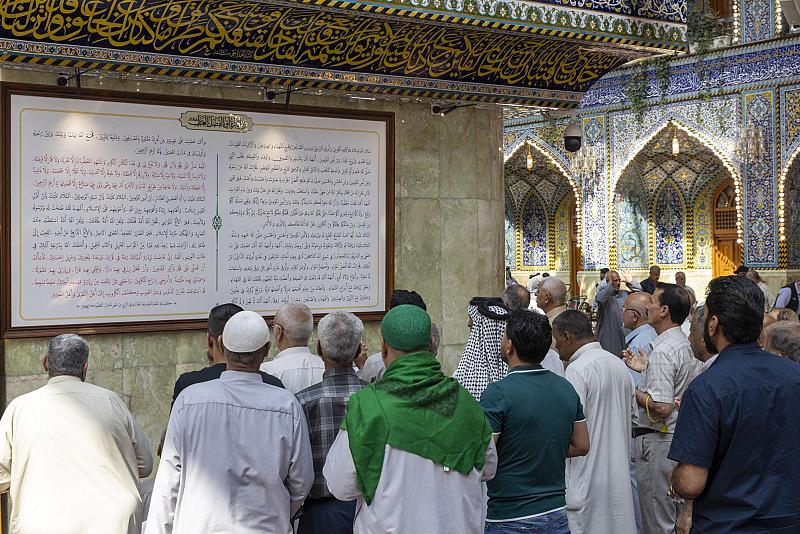 بحلتها الجديدة.. إنجاز نصب لوحات نص زيارة أبي الفضل العباس (عليه السلام) في الصحن الشريف