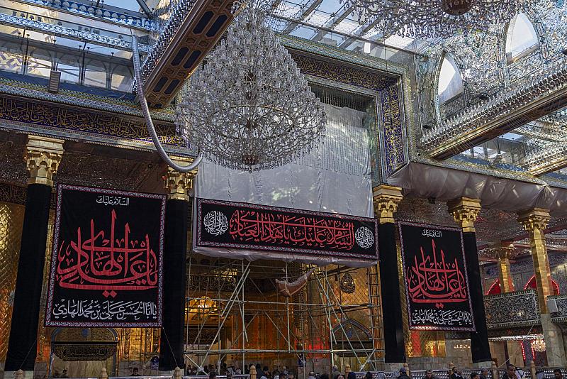 العتبة العباسية تنشر السواد ولافتات الحزن إحياءً لذكرى شهادة الإمام الهادي (عليه السلام)