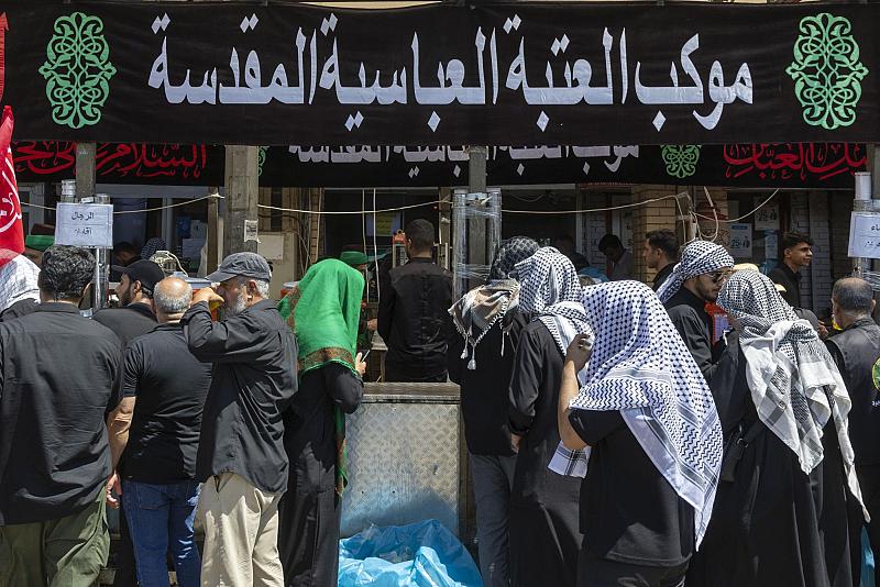 ملاكات شعبة السادة الخدم يقدمون الخدمات للمشاركين في مراسم تشييع السيد الشهيد علي الخامنئي (رضوان الله عليه)