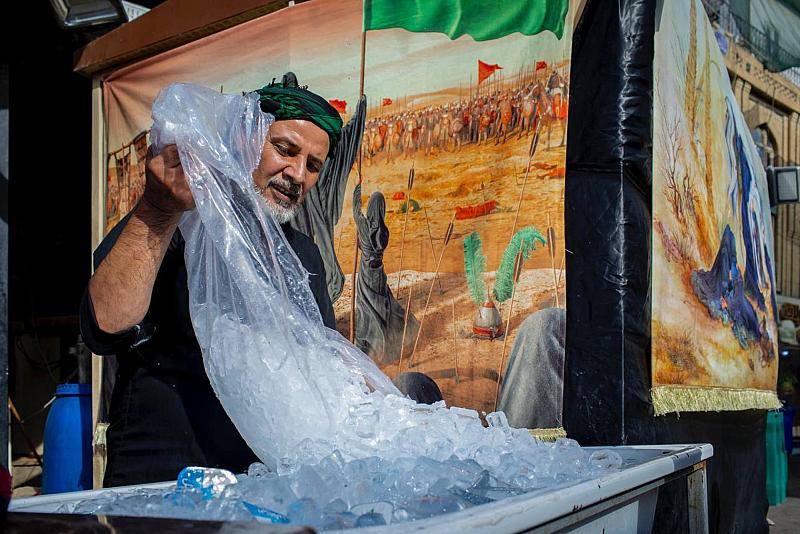 خمسون عامًا من العطاء.. نجم الأعرجي خادم الزائرين بلا انقطاع