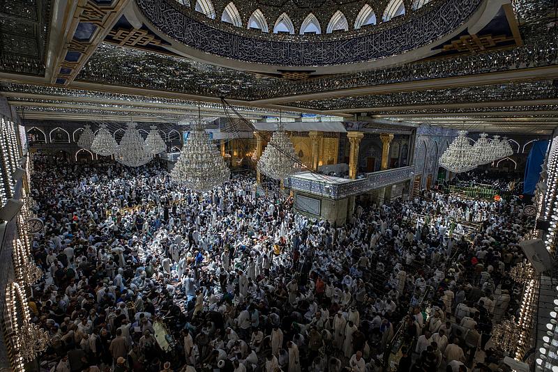 بالصور.. حشود المؤمنين تحيي يوم عرفة في كربلاء