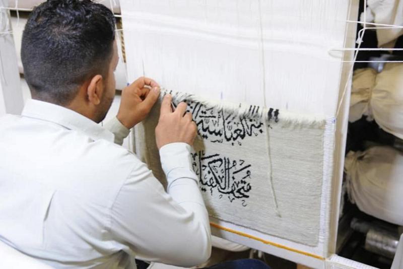 مُتحفُ الكفيل يُدخل منتسبيه في دورةٍ لتعلّم حياكة السجّاد المتحفيّ بطريقةٍ فنيّة وملاكاتُهُ تعيدُ ترميم علمٍ قديم على الطراز الهنديّ...