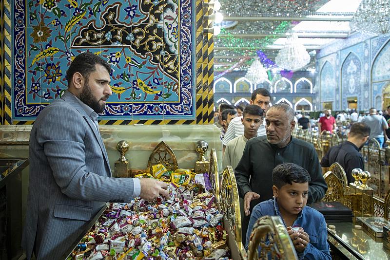 ملاكات العتبة العباسية المقدسة تستقبل الزائرين بالحلوى بمناسبة عيد الفطر المبارك