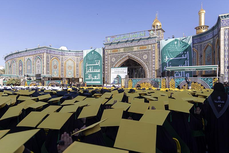 الطالبات المشاركات في حفل التخرج المركزي يؤدين مراسم زيارة الإمام الحسين وأخيه أبي الفضل العباس (عليهما السلام)