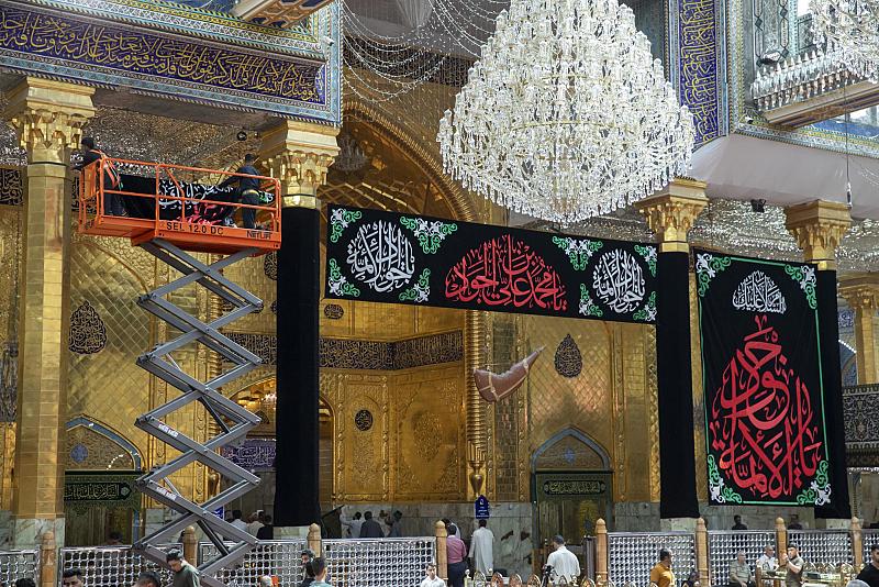 العتبة العباسية المقدسة تنشر لافتات الحزن بذكرى شهادة الإمام محمد الجواد (عليه السلام)