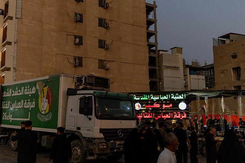 في النجف الأشرف.. موكب فرقة العباس (عليه السلام) يقدّم خدماته لزائري ذكرى شهادة النبي الأكرم (صلى الله عليه وآله)