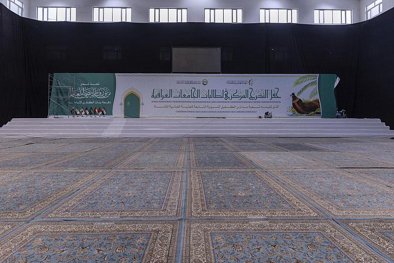 مركز الكفيل ينهي أعمال تثبيت بوسترات حفل بنات الكفيل في مجمع أبي الفضل العباس (عليه السلام)