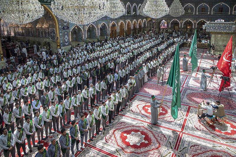 خَدَمة العتبة العباسية المقدسة يؤدّون مراسم الممارسة العبادية بذكرى زواج النورين