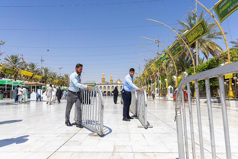 في ليلة الجمعة.. قسمُ بين الحرمين ينصب قواطع حديدية لتنظيم حركة الزائرين
