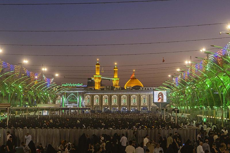 وسط أجواء عبادية.. المؤمنون يحيون ليلة الجمعة عند مرقد أبي الفضل العباس (عليه السلام)