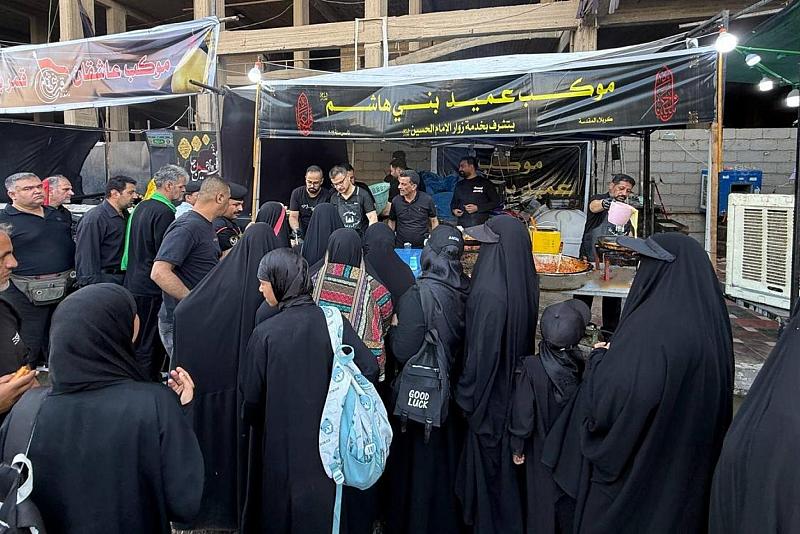 عَبرَ موكب عميد بني هاشم (عليه السَّلام).. قسم الشؤون الفكرية يقدم خدماته لزائري الأربعين