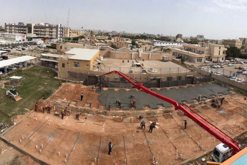 المباشرةُ بصبّ الأرضيّة لمشروع ردهة العلاج للمصابين بوباء كورونا المستجدّ