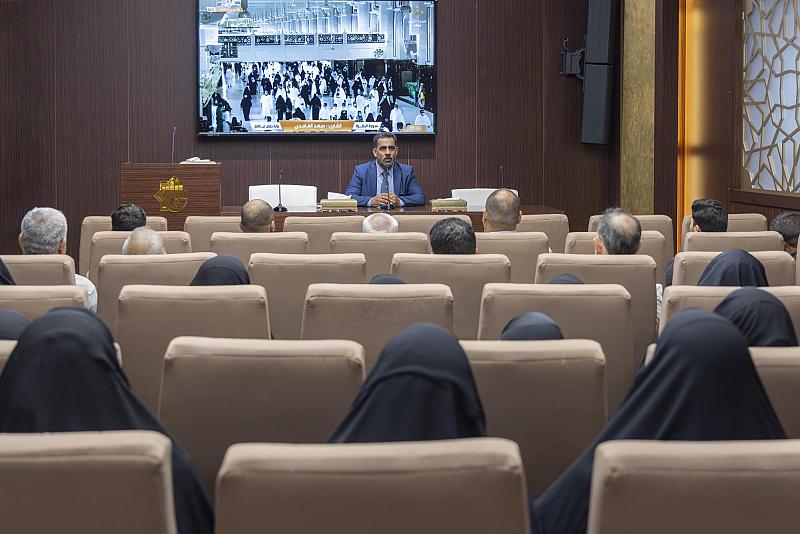 قسم السياحة الدينية ينظم محاضرة توعوية لمعتمري حملة الساقي