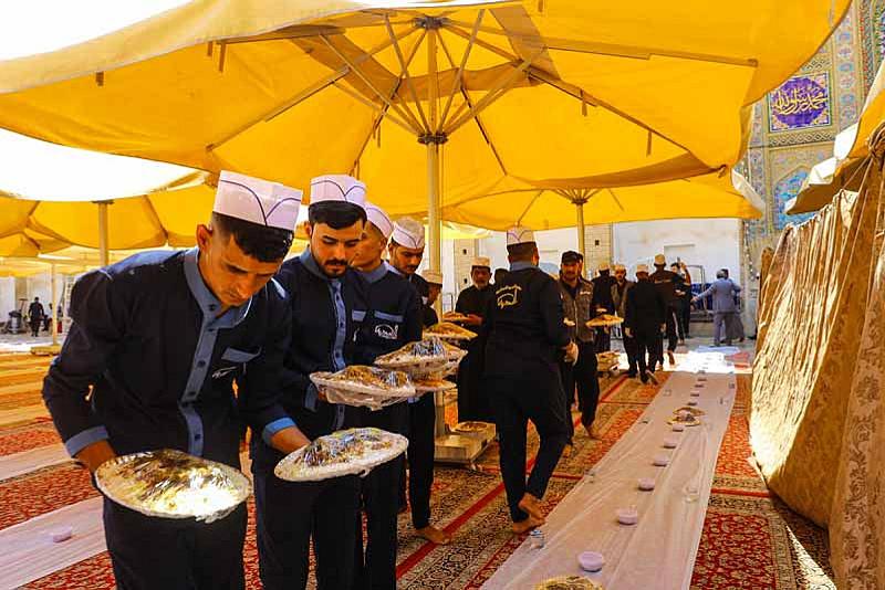  بالتعاون مع موكب العتبتين المقدستين.. العتبة العسكرية تقيم مأدبة طعام في رحاب الصحن العسكري الطاهر