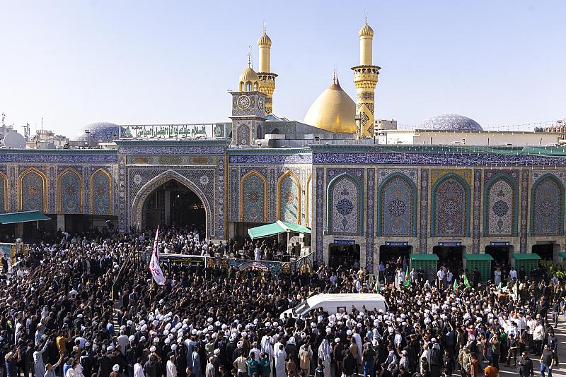 بالصور.. وصول جثمان المرجع الديني الشيخ محمد إسحاق الفياض إلى مرقدي الإمام الحسين وأخيه أبي الفضل العباس (عليهما السلام)