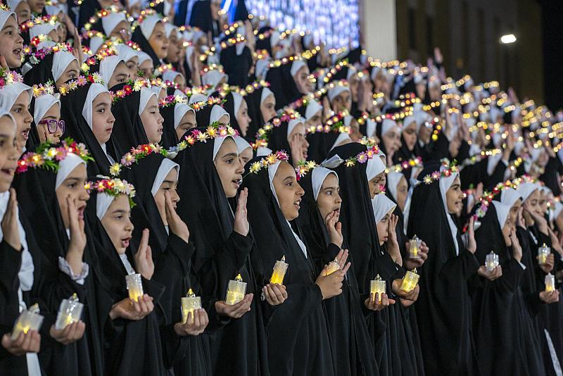 أكثر من 700 فتاة يرددن عهد التكليف الشرعي في مجموعة مدارس العميد التعليمية