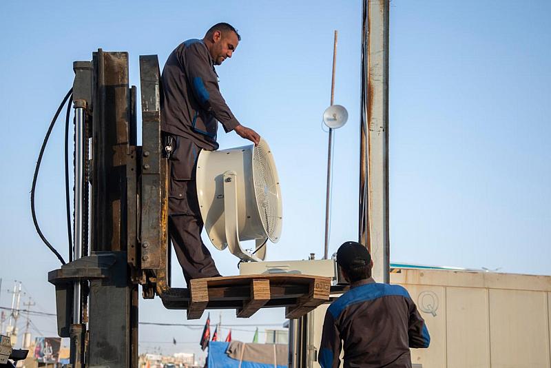 قسم الصيانة الهندسية يشرع بنصب مراوح الرذاذ في مجمّع أبي الفضل العباس (عليه السلام)