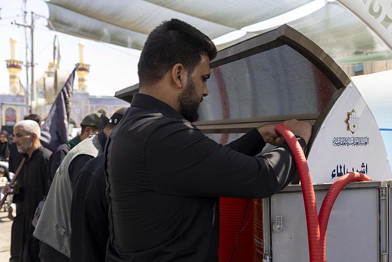 لتخفيف تأثير ارتفاع درجات الحرارة.. قسم الشؤون الخدمية يوفّر المياه المبرّدة لزائري الأربعين