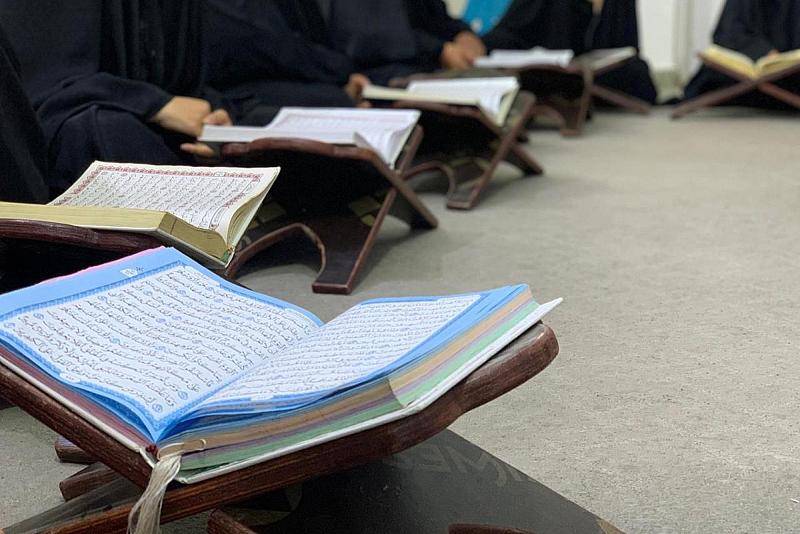 معهد القرآن الكريم النسوي يواصل إقامة جلساته القرآنية لزائرات الأربعين