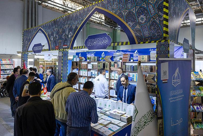 جناح جمعية العميد في معرض تونس الدولي للكتاب يشهد توافدًا للباحثين والقرّاء وطلبة الدراسات العليا