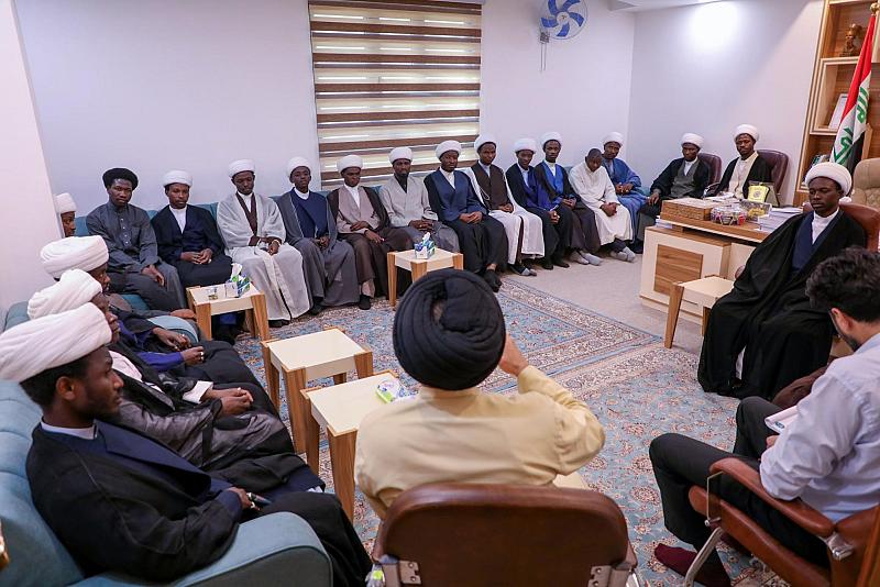 قسم الشؤون الفكرية يستقبل وفدًا من طلبة العلوم الدينية الأفارقة