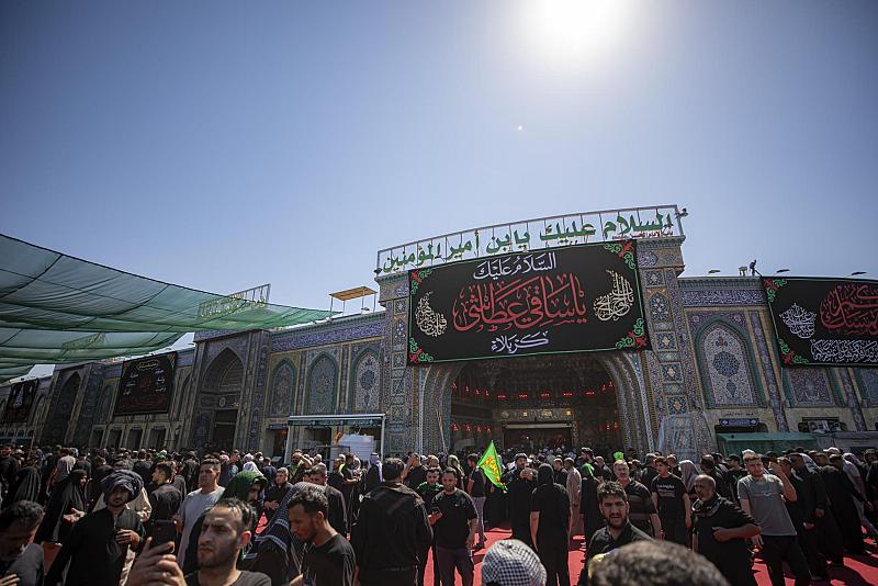 بالصور.. جموع المعزّين تحيي مراسم العاشر من شهر محرّم الحرام