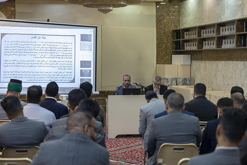 تقديم محاضرة تعريفية عن قسم صناعة شبابيك الأضرحة لطلبة أكاديمية التطوير الإداري