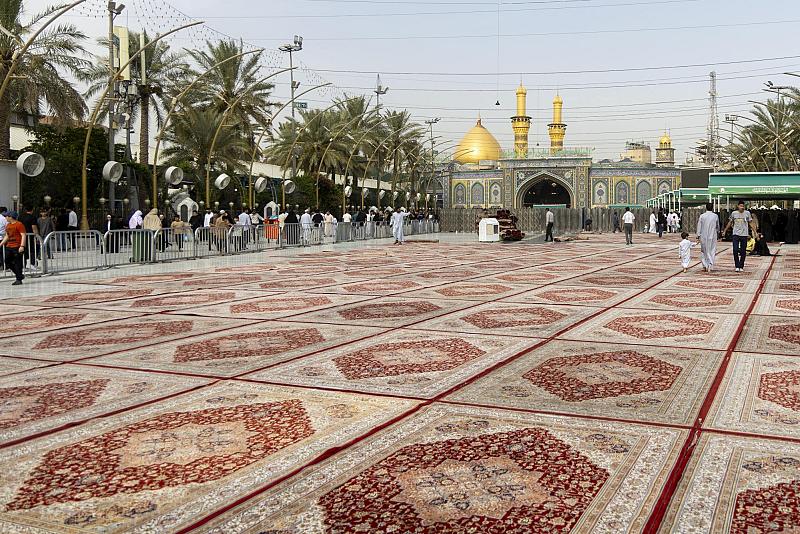 في ليلة الجمعة.. ملاكات قسم بين الحرمين تفرش الساحة الوسطية بالسجّاد خدمةً للزائرين