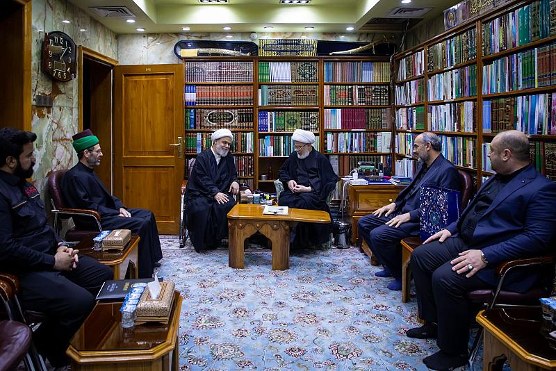 العتبة العباسية المقدسة تسلم راية عزاء شهادة  الإمام الحسن (عليه السلام) للعتبة الحسينية المقدسة