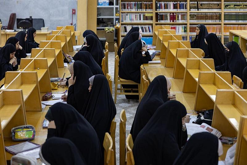 مكتبة أم البنين (عليها السلام) تستقبل أكثر من 1000 طالبة من طالبات المراحل المنتهية