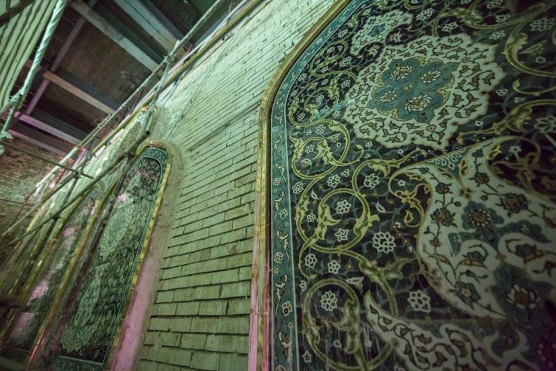 بالصّور: الاستمرارُ بأعمال الزخرفة والنقوش الإسلاميّة لباب قبلة أبي الفضل العبّاس(عليه السّلام) من الداخل..