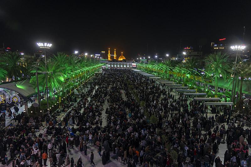 جموع الزائرين تحيي ليلة الجمعة عند مرقد أبي الفضل العبّاس (عليه السلام)