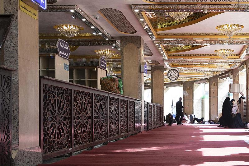 استعدادًا لزيارة العاشر من المحرم.. قسم الشؤون الخدمية يفرش محيط العتبة العباسية المقدسة بالسجاد الأحمر