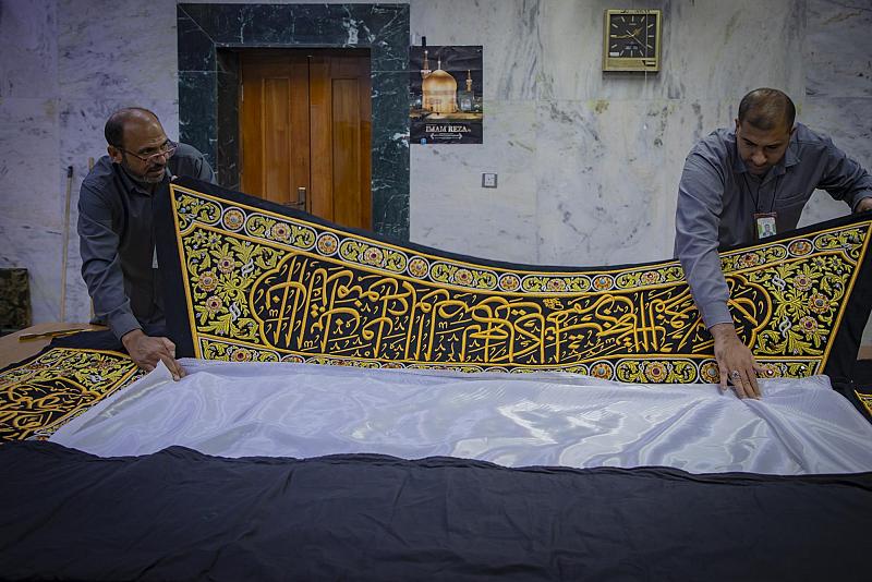 العتبة العباسية المقدسة تهيِّئ كسوتي ضريح وشباك مرقد أبي الفضل العباس (عليه السلام)