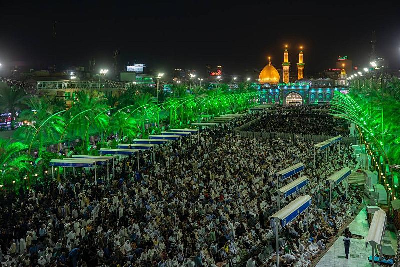 الزائرون يحيون ليلة الجمعة عند مرقد أبي الفضل العباس (عليه السلام)