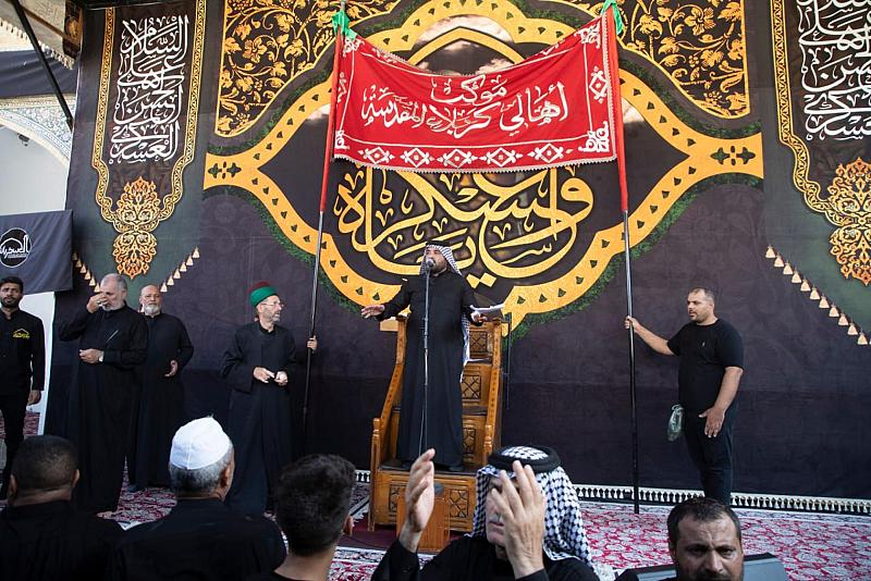 أهالي كربلاء يحيون شهادة الإمام الحسن العسكري (عليه السلام) عند مرقده الطاهر في سامراء