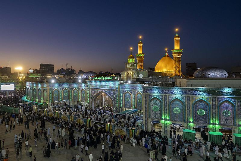 وسط أجواء عباديّة.. المؤمنون يحيون ليلة الجمعة عند مرقد أبي الفضل العباس (عليه السلام)