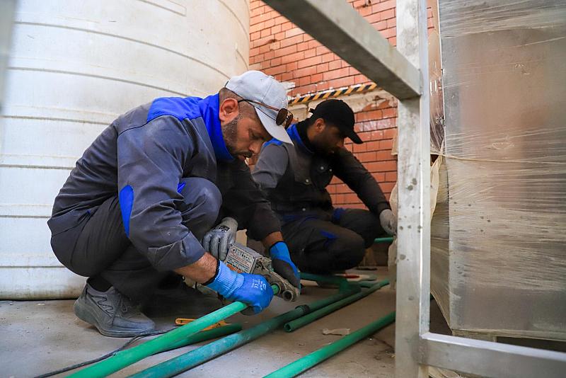 استعدادًا لزيارة الأربعين.. قسم الصيانة يؤسس شبكات المياه لمنفذ المضيف المؤقت في باب القبلة
