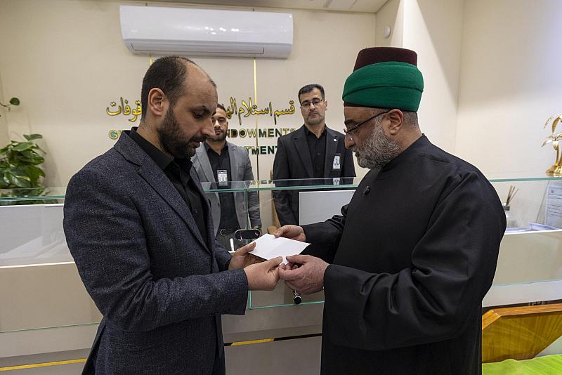 الأمين العام للعتبة العباسية المقدسة يشارك في حملة التبرع للشعبين الإيراني واللبناني