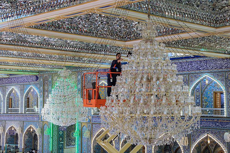  استعدادًا ليوم عرفة.. قسم الصيانة ينفذ أعمال التأهيل الدورية لثريات صحن مرقد أبي الفضل العباس (عليه السلام)