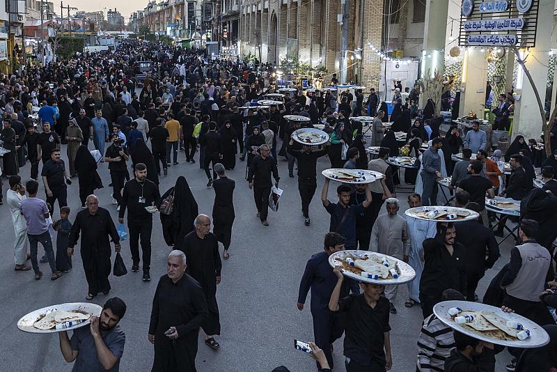 قسم بين الحرمين يقدّم خدماته لزائري مرقد أبي الفضل العباس (عليه السلام)