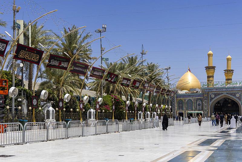 قسم بين الحرمين الشريفين ينشر لافتات الحزن بذكرى شهادة الإمام محمد الباقر (عليه السلام)