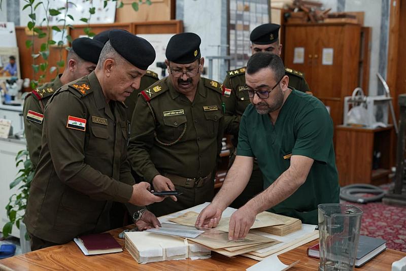 وفد وزارة الدفاع يطلع على جهود قسم الشؤون الفكرية في مجال ترميم المخطوطات والوثائق