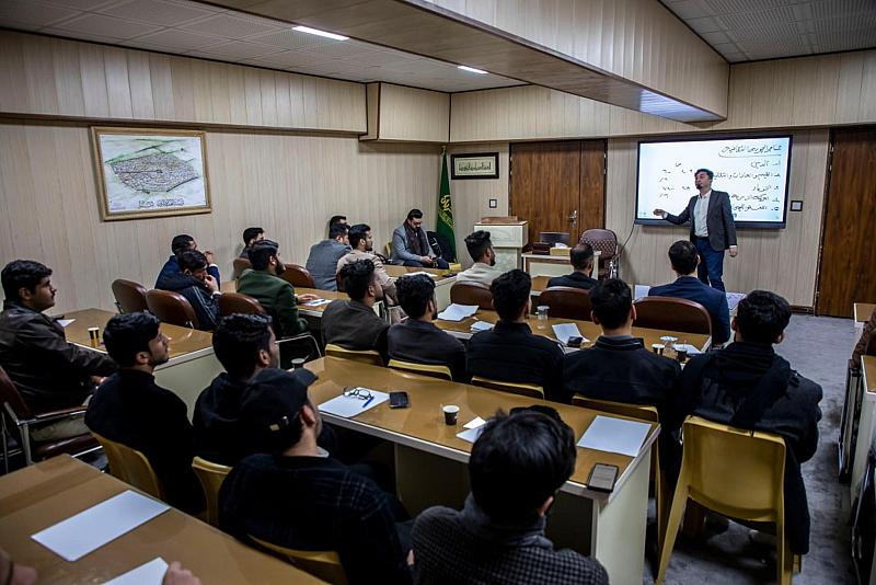 قسم العلاقات العامة يُقيم ورشة عن الهوية الثقافية لعدد من طلبة الجامعات العراقية