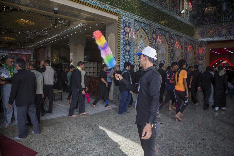 من أجل ارشاد الزائرين: قسم الشؤون الخدمية ينشر اعدادا من المرشدين داخل الصحن الشريف لأبي الفضل العباس عليه السلام وخارجه