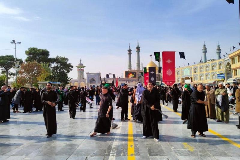 موكبُ أهالي كربلاء المقدّسة يُحيي ذكرى رحيل السيّدة المعصومة عند مرقدها في مدينة قمّ