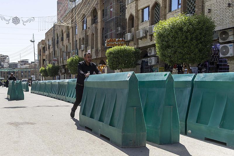 استعدادًا لزيارة يوم عرفة.. قسم بين الحرمين ينشر القواطع البلاستيكية لتنظيم حركة الزائرين