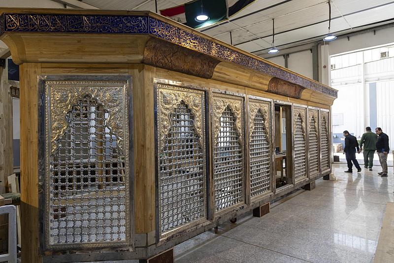 قسم صناعة الشبابيك يواصل أعمال تثبيت الأجزاء المعدنية لشبّاك سرداب الإمام الجواد (عليه السلام)