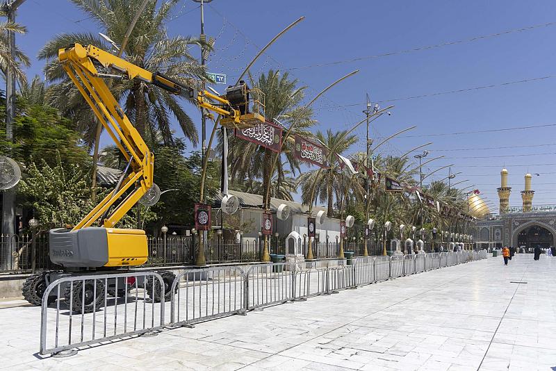  قسم بين الحرمين الشريفين ينشر لافتات الحزن والسواد بذكرى شهادة الإمام الحسن العسكري (عليه السلام)