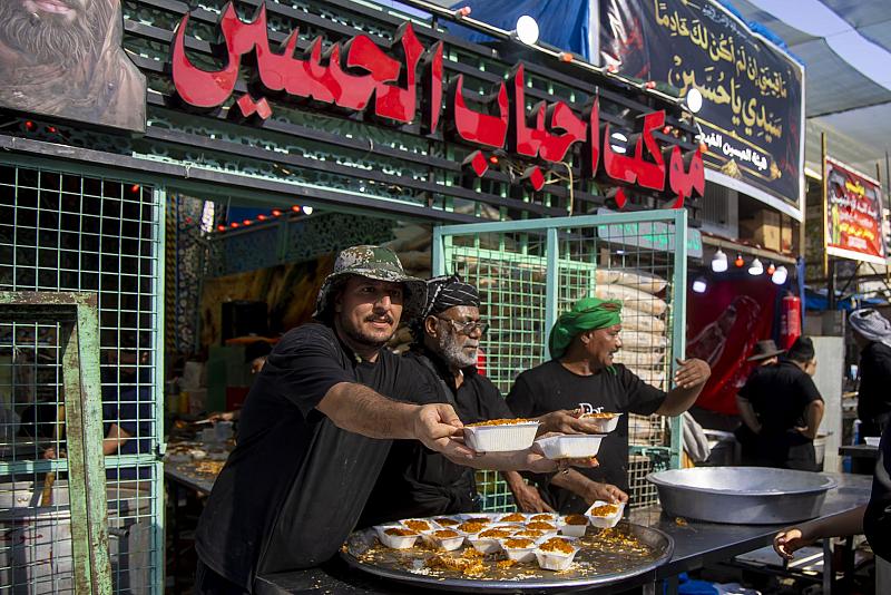 بالتنسيق مع قسم الشعائر.. المواكب الخدمية تواصل تقديم خدماتها لزائري الأربعين